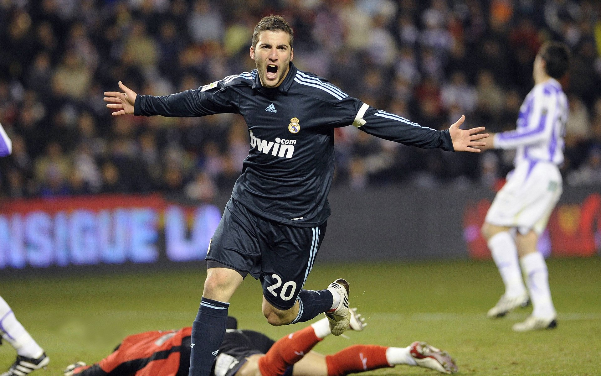 DB电竞解说-NBA季后赛之夜，阿尔瓦雷斯攻防两端统治，当篮球场上的梅西降临